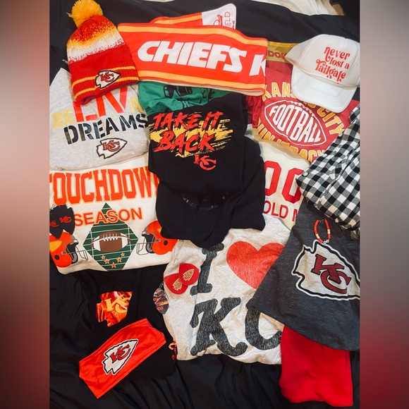 Kansas City CHIEFS NFL Huge Women's 22 piece bundle/Sweatshirt,Leggings,T-shirt+ - Picture 1 of 14